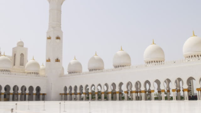 Emiratos-Árabes-Unidos-luz-de-verano-mezquita-principal-panorama-4-K
