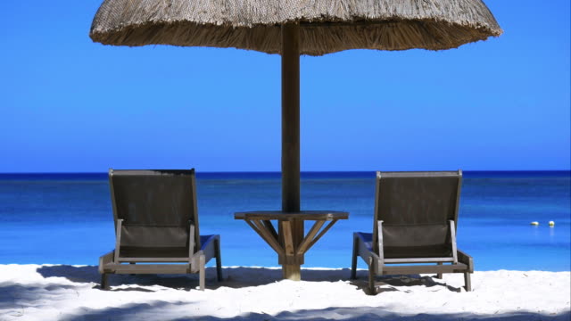 4K-Perfect-holidays-view-:-2-deckchairs-and-an-umbrella-with-ocean-view