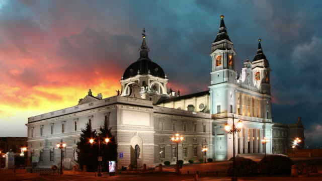 Almudena-Kathedrale-in-Madrid-Zeitraffer