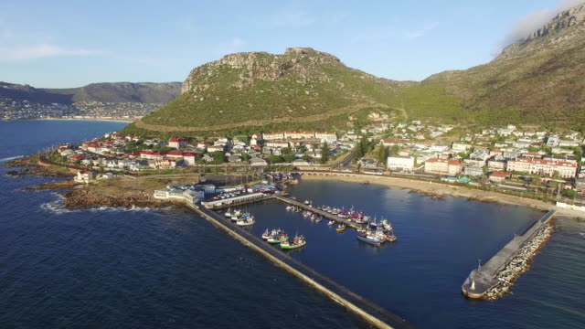 Luftbild-von-Hafen-von-Kalk-Bay,-Kapstadt,-Südafrika