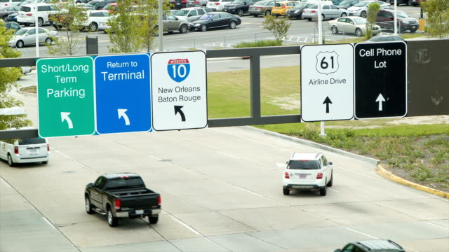 Primer-plano-de-tráfico-al-salir-del-Aeropuerto-Internacional-de-Nueva-Orleáns