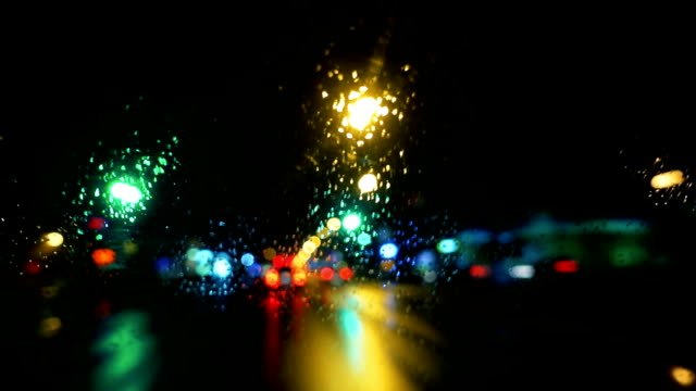 Fahrzeug-Zeitraffer-einer-regnerischen-Nacht-in-den-Straßen.