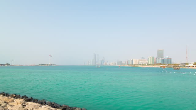 VAE-Sommertag-Abu-Dhabi-Bucht-Flagge-Stadt-Panorama-\"-4-k-Zeitraffer