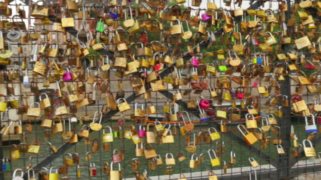 Amor-bloqueo-puentes-cerca-de-Notre-Dame-de-París,-Francia