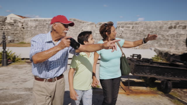 Senior-Touristen,-die-Souvenir-Foto-Familienurlaube-Kuba-Steadicam