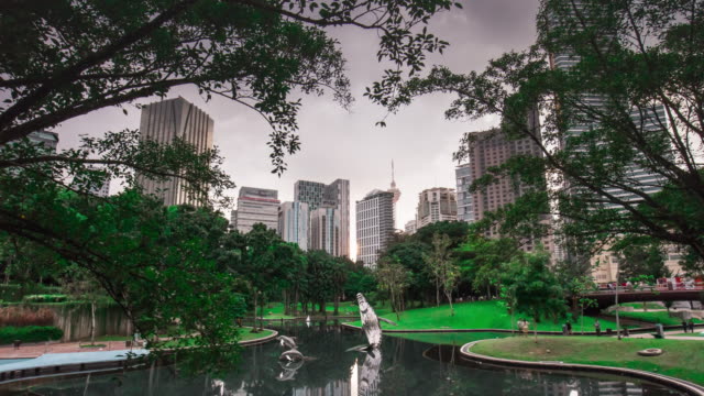 Malaysia-Kuala-Lumpur-berühmten-KLCC-Park-Wal-Teich-Innenstadt-Panorama-4k-Zeitraffer