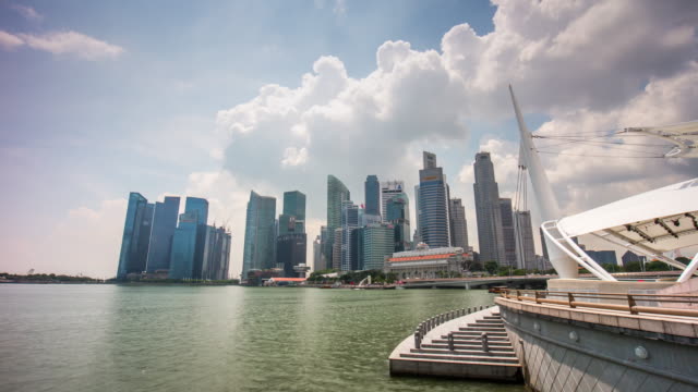 Singapur-sonnigen-Himmel-Esplanade-Theater-bay-Innenstadt-Panorama-4k-Zeitraffer