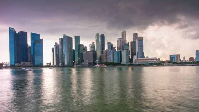 panorama-centro-de-los-marina-bay-de-Singapur-tormenta-cielo-4k-lapso-de-tiempo