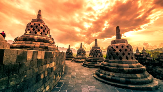 Dinámica-y-dramática-puesta-del-sol-en-el-templo-de-Borobudur-de-Indonesia.-FullHD-Timelapse---Java,-Indonesia