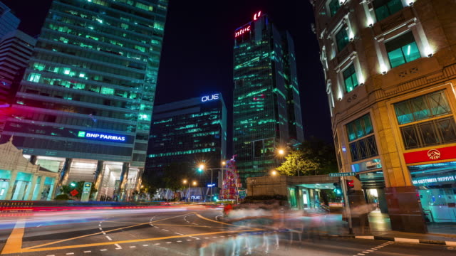 lapso-de-tiempo-de-4-k-de-encrucijada-de-alto-tráfico-de-noche-en-Singapur