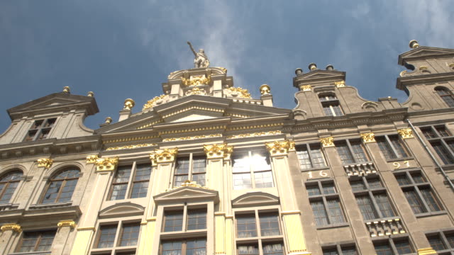 CLOSE-UP:-Stunning-detailed-gold-ornamented-facade-of-Guildhalls,-Brussels