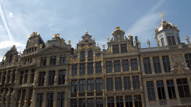 CLOSE-UP:-Stunning-detailed-gold-ornamented-buildings-of-Great-Market,-Brussels