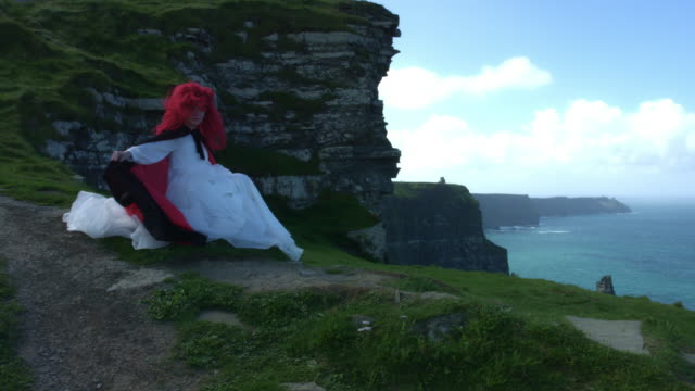 4k-la-foto-de-una-princesa-pelirroja-en-vista-de-acantilados-de-Moher-en-Irlanda