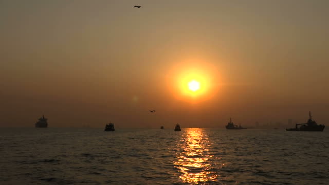 Sonnenuntergang-über-die-Schiffe-im-Meer-nahe-der-indischen-Stadt-Mumbai