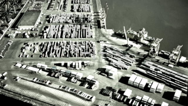 Infrarot-Kamera-auf-Bomber-Ziel-in-Frachtcontainer-in-Seehafen-Militäroperation.-krieg.-Luftangriff