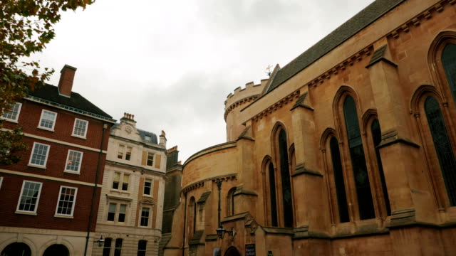 Gimbal-Schuss-mit-der-berühmten-Temple-Church-in-London,-England,-UK
