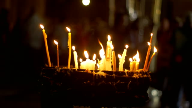 Kerzen-in-der-Kirche-des-Heiligen-Grabes-in-Jerusalem