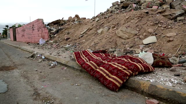 Müll-liegt-auf-der-Straße-in-Aqaba,-Jordanien