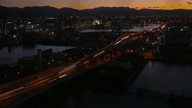 Fukuoka-iluminada-carretera-tráfico-Time-lapse