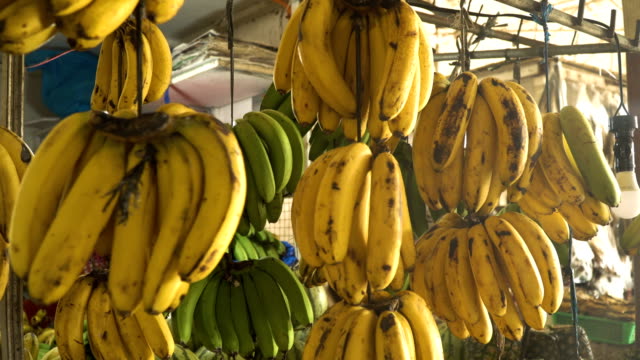 Bananen-auf-dem-Obstmarkt