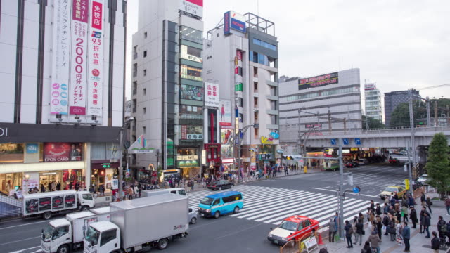 Time-lapse-de-los-peatones-que-cruzan-en-la-estación-de-Ueno-Tokio