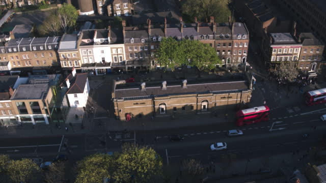Blick-über-die-Innenstadt-von-Stadtstraßen-London-fliegen