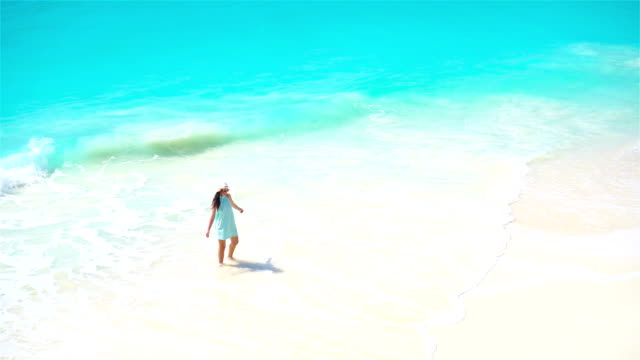 Entzückende-Mädchen-am-Strand-mit-einer-Menge-Spaß-im-flachen-Wasser