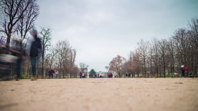 Frankreich-Paris-bewölkten-Tag-berühmten-Tuileries-Garten-zu-Fuß-Weg-Panorama-4k-Zeitraffer