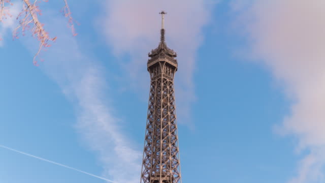 Frankreich-Paris-berühmte-Eiffel-Turm-Draufsicht-Punkt-Sonnenuntergang-Himmel-Stadtpanorama-4k-Zeitraffer