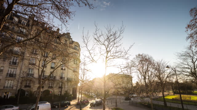 Frankreich-Paris-berühmter-touristischer-Bus-Sonnenuntergang-Licht-Eiffel-Turm-Straßenansicht-Panorama-4k-Zeitraffer