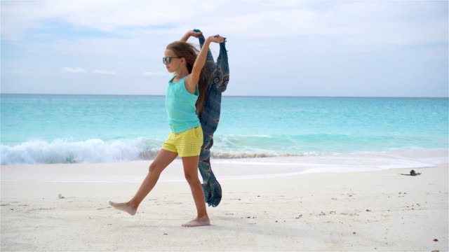Entzückende-Mädchen-Spaß-läuft-mit-Pareo-am-tropischen-Strand