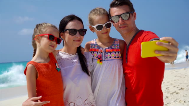 Junge-schöne-Familie-unter-Selfie-Porträt-am-Strand