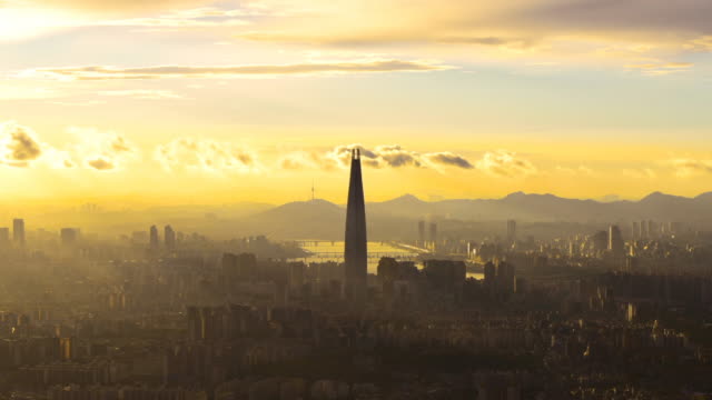 Time-lapse-of-Seoul-City-and-Lotte-Tower,-South-Korea.