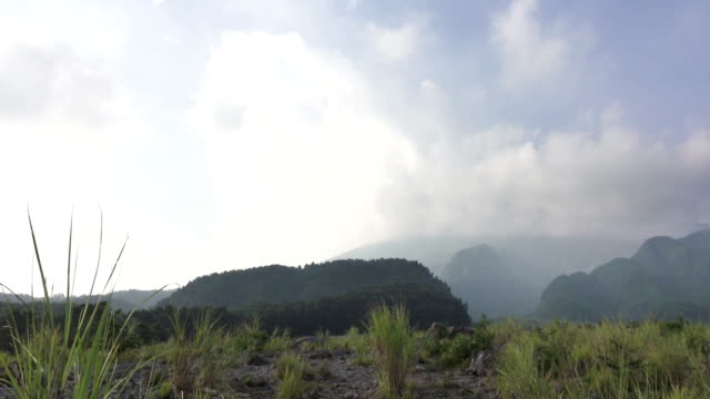 Mount-Merapi,-Gunung-Merapi,-buchstäblich-Feuerberg-in-Indonesisch-und-Javanisch,-ist-ein-aktiver-Stratovulkan-befindet-sich-auf-der-Grenze-zwischen-Zentral-Java-und-Yogyakarta,-Indonesien.