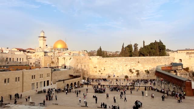 Jerusalem,-Western-Wall-and-Dome-of-the-Rock,-Israel-flag,-general-plan,-Timelapse