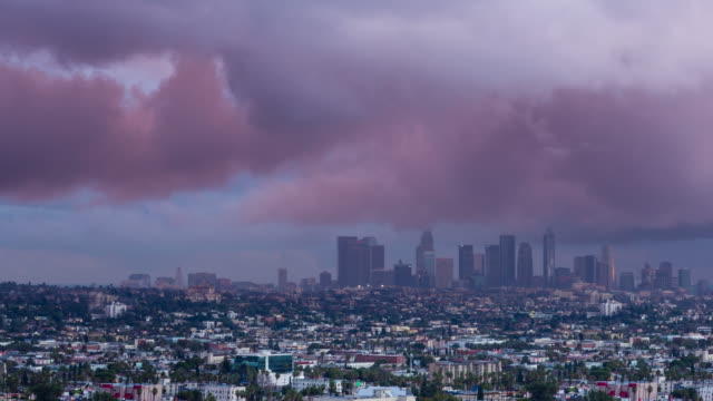 Die-Innenstadt-von-Los-Angeles-Regen-Sturm-dunkle-Wolken-Tag-zu-Nacht-Sonnenuntergang-Timelapse
