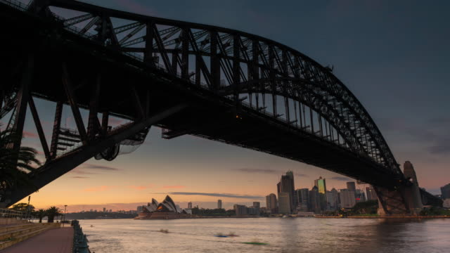 Sunrise-Zeitraffer-am-Sydney-Harbour-Bridge-mit-Booten-und-Fähren-überqueren-den-Hafen