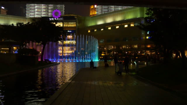 malaysia-night-light-kuala-lumpur-klcc-mall-music-light-fountain-panorama-4k