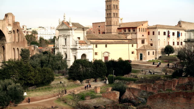 Panorama-de-Roma,-vistas-de-la-ciudad-de-Italia-con-sus-ruinas,-columnas,-palacios-y-un-impresionante-arco-de-Tito-y-Coliseo