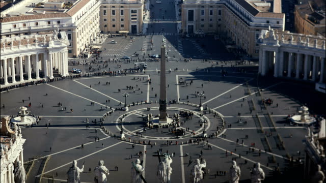 Detener-la-captura-de-movimiento-de-Plaza-llena-de-San-Pedro-de-la-gente,-vista-desde-la-cúpula-de-la-Basílica-de-San-Pedro-en-Roma,-Italia
