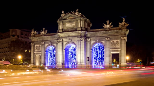 Nacht-Zeitraffer-von-Puerta-de-Alcala-mit-Weihnachtsbeleuchtung-geschmückt.