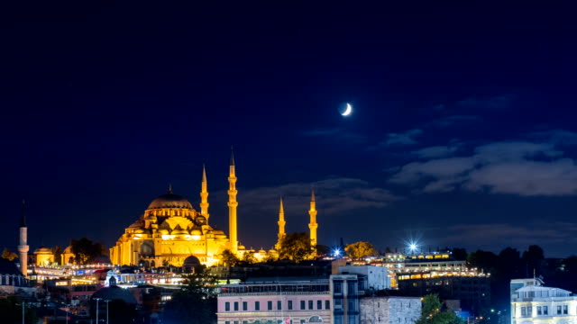 Zeitraffer-der-berühmte-Süleymaniye-Moschee-in-Istanbul-in-der-Nacht