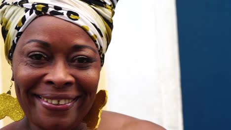 Retrato-de-feliz-descendiente-Afro---\"Baiana\"-en-calle-de-Pelourinho,-Salvador-de-Bahía,-Brasil