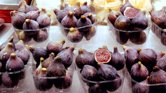 Tropical-fruit-figs-on-a-counter-in-plastic-box-stand-on-ice