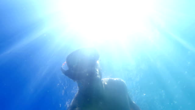 Männer,-die-Schnorcheln-im-karibischen-Meer,-Blick-vom-Unterwasser-auf-Taucher-und-Sonnenstrahlen,-Uhd-Shooting