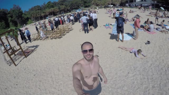 Man-taking-a-selfie-in-a-Beach-in-Sydney,-Australia