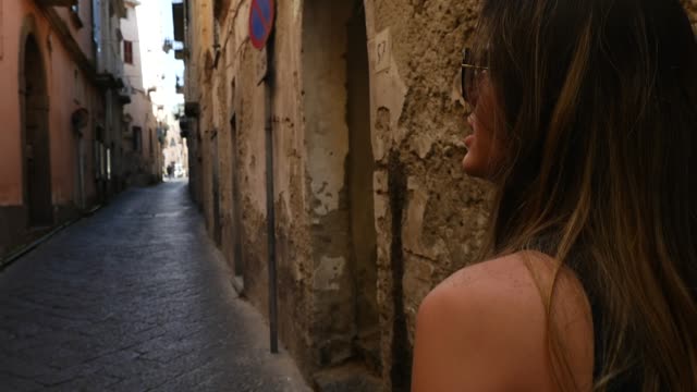 Mujer-joven-caminando-y-descubrimiento-de-una-pequeña-aldea-en-Italia
