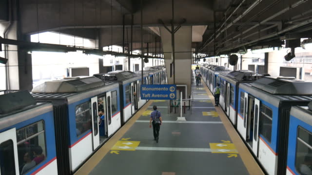 Tren-de-tránsito-del-carril-de-Manila-y-los-viajeros