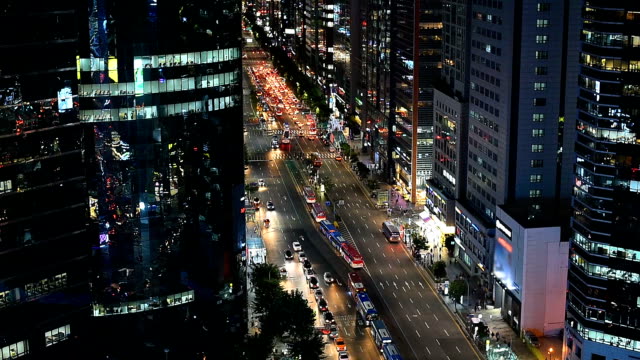 Cars-and-buses-drives-around-in-Seoul-at-night-in-South-Korea