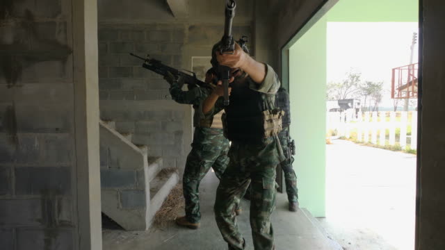 Voll-ausgestattet-und-bewaffneten-Soldaten-voran,-anzugreifen-und-zu-eliminieren-Terror-Ziele-im-Gebäude